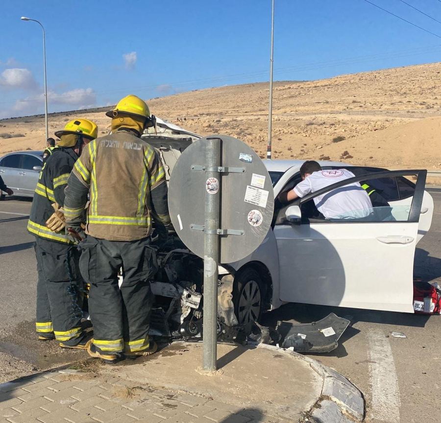 النقب: تخليص 3 عالقين جراء حادث طرق قرب بلدة قصر السر